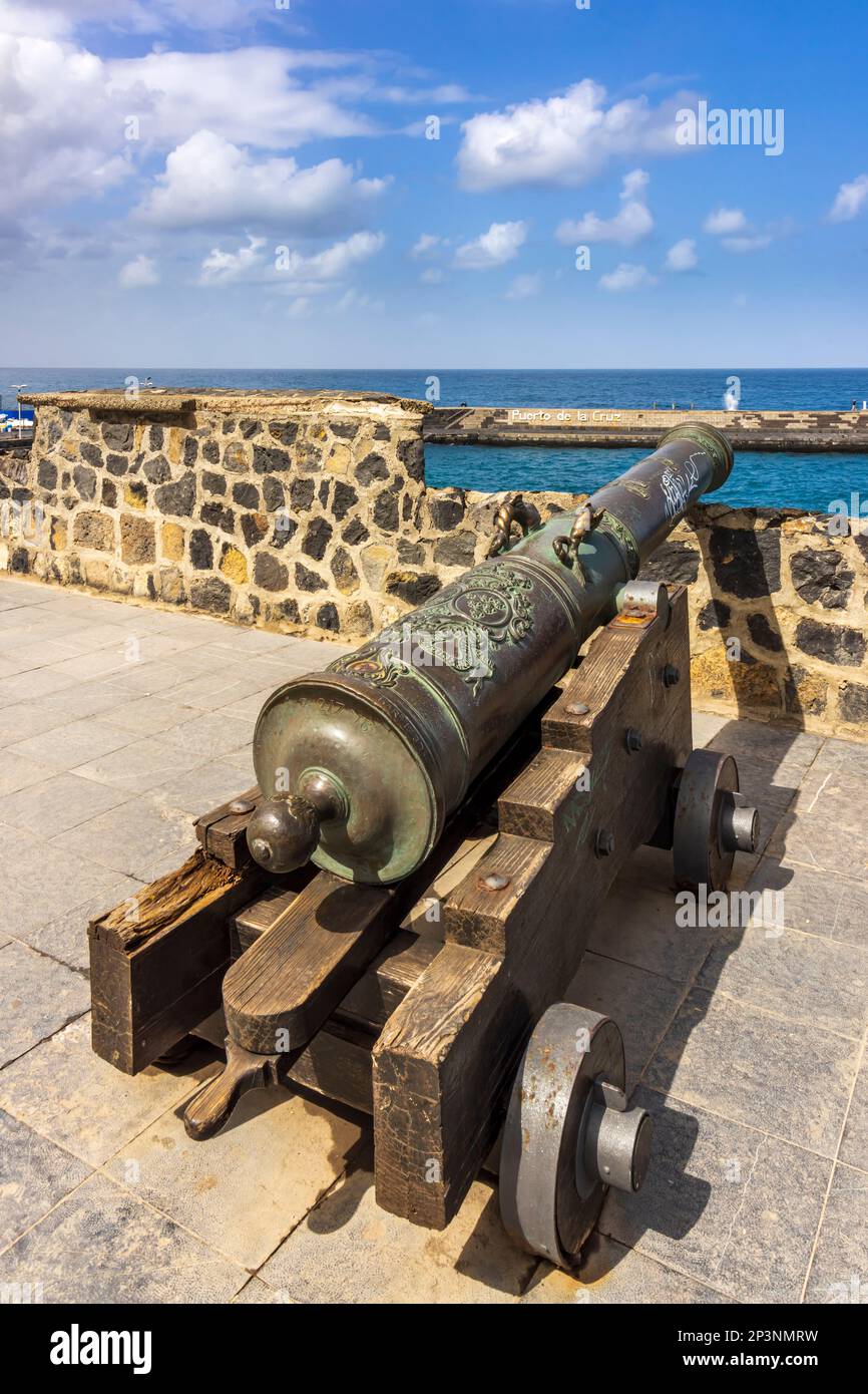 Eine alte Kanone in Fort Bateria de Santa Barbara bewacht den Hafeneingang in Puerto de la Cruz, Teneriffa. Stockfoto