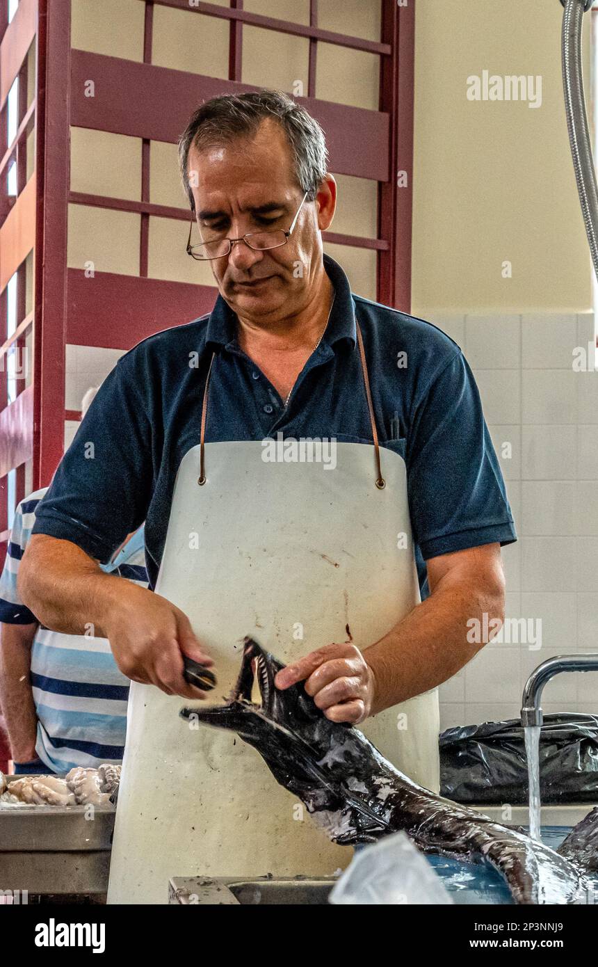 Lokaler Fisch wird auf dem Fischmarkt, Funchal, Madeira zubereitet Stockfoto