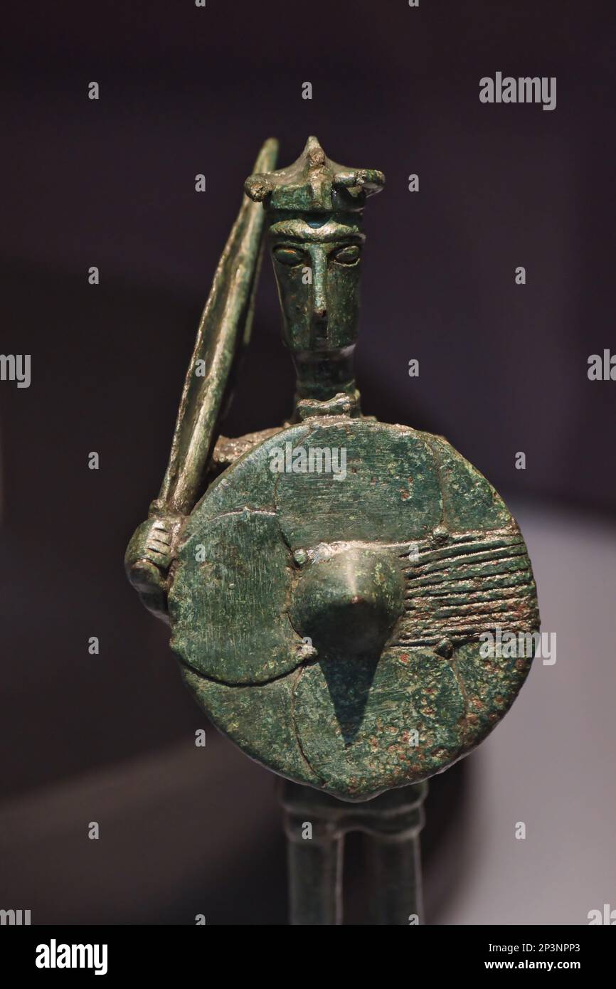 Nahaufnahme einer kleinen alten Bronze im Archäologischen Museum in Cagliari Stockfoto