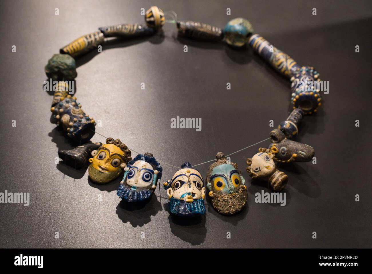 Nahaufnahme einer Glaspasta-Halskette, Bestattungsausrüstung einer Adligen in einer phönizischen Kolonie auf Sardinien Stockfoto