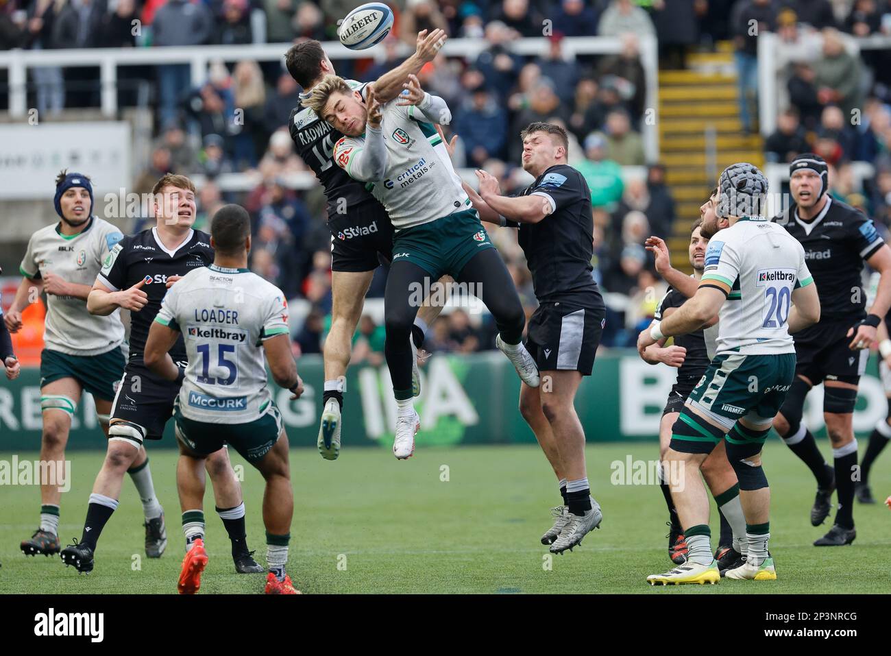 Newcastle am Sonntag, den 5. März 2023. Adam Radwan von Newcastle Falcons und Ollie Hassell-Collins aus London treten am Sonntag, den 5. März 2023, beim Gallagher Premiership Match zwischen Newcastle Falcons und London Irish im Kingston Park, Newcastle, an. (Foto: Chris Lishman | MI News) Kredit: MI News & Sport /Alamy Live News Stockfoto