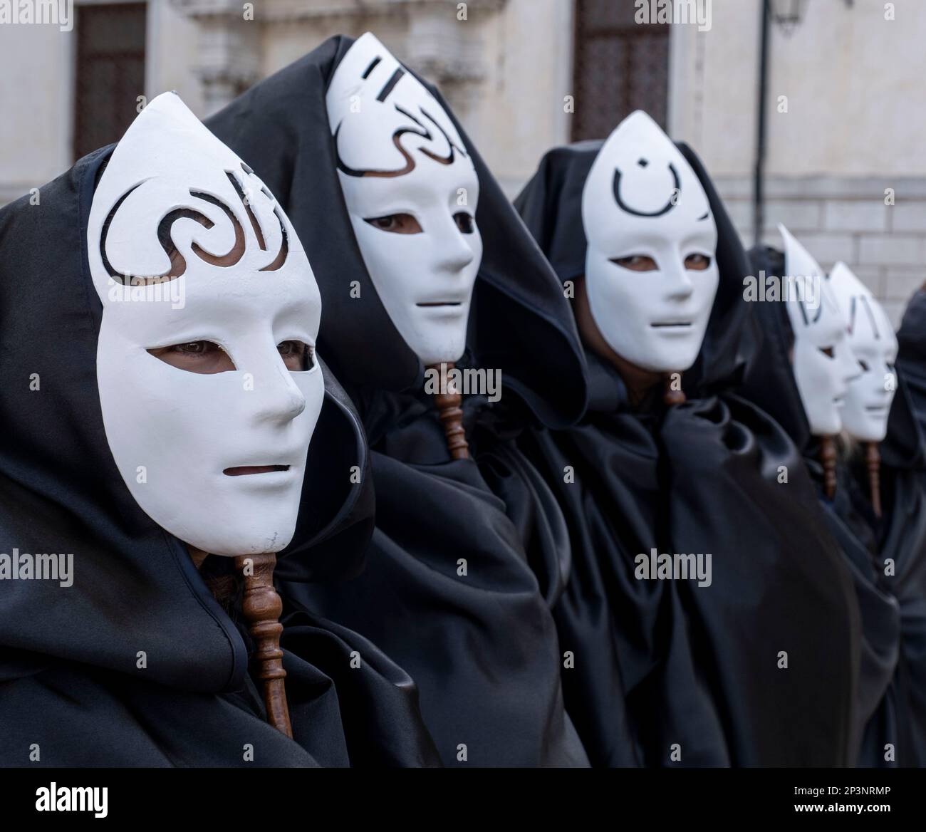 Maskierte Studenten demonstrieren im Campo della Salute, Venedig, Italien, für die Frauenrechte im Iran Stockfoto