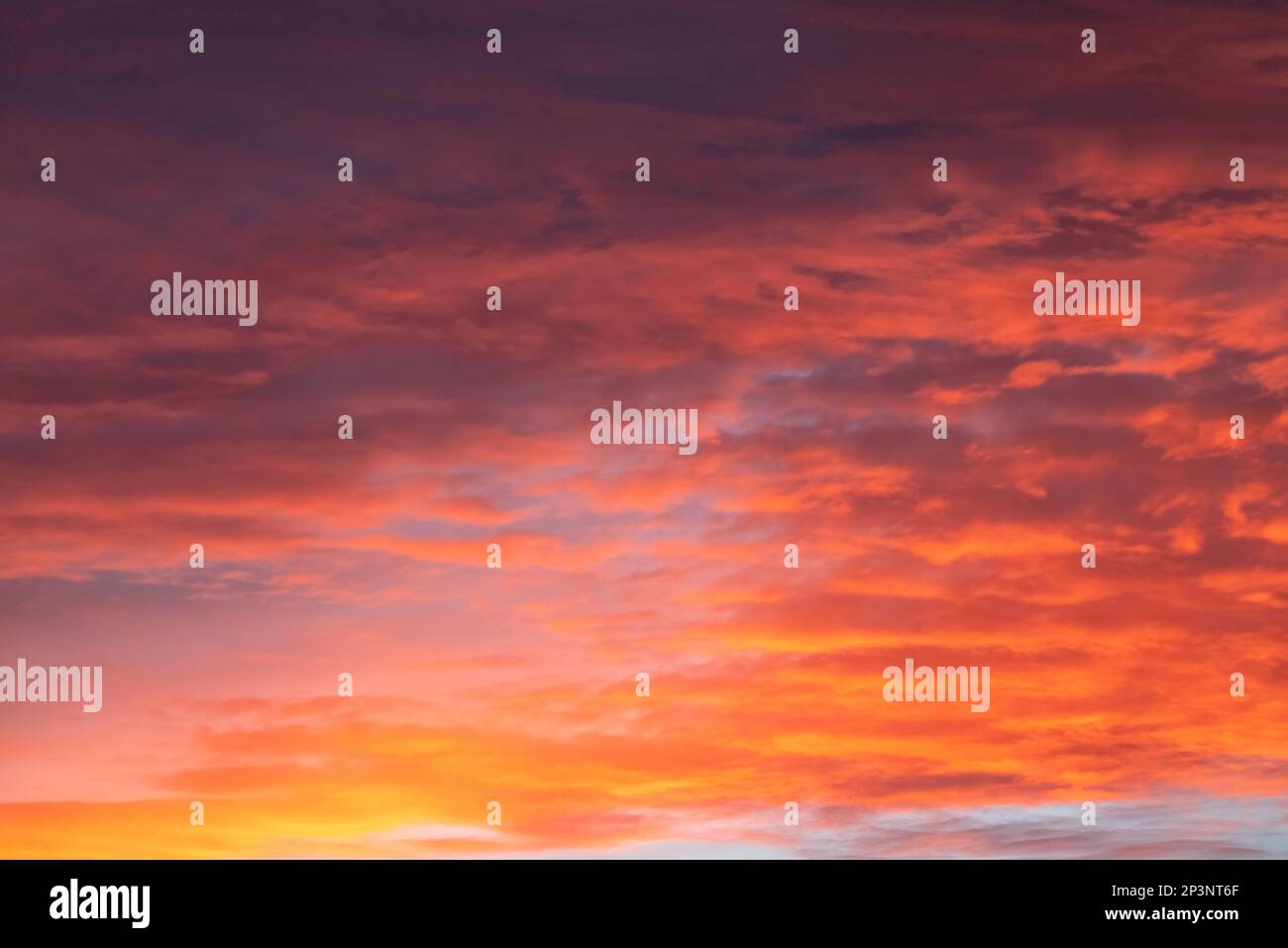 Pink, orange dramatischer Sonnenuntergang Himmel zum Bearbeiten, Ersatz in Fotos. Stockfoto