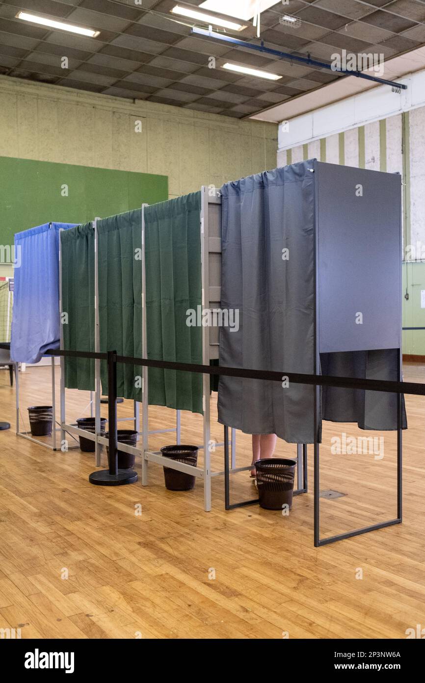 Wahllokal für die erste Runde der Parlamentswahlen in Dinan. Brittany, Frankreich. Stockfoto