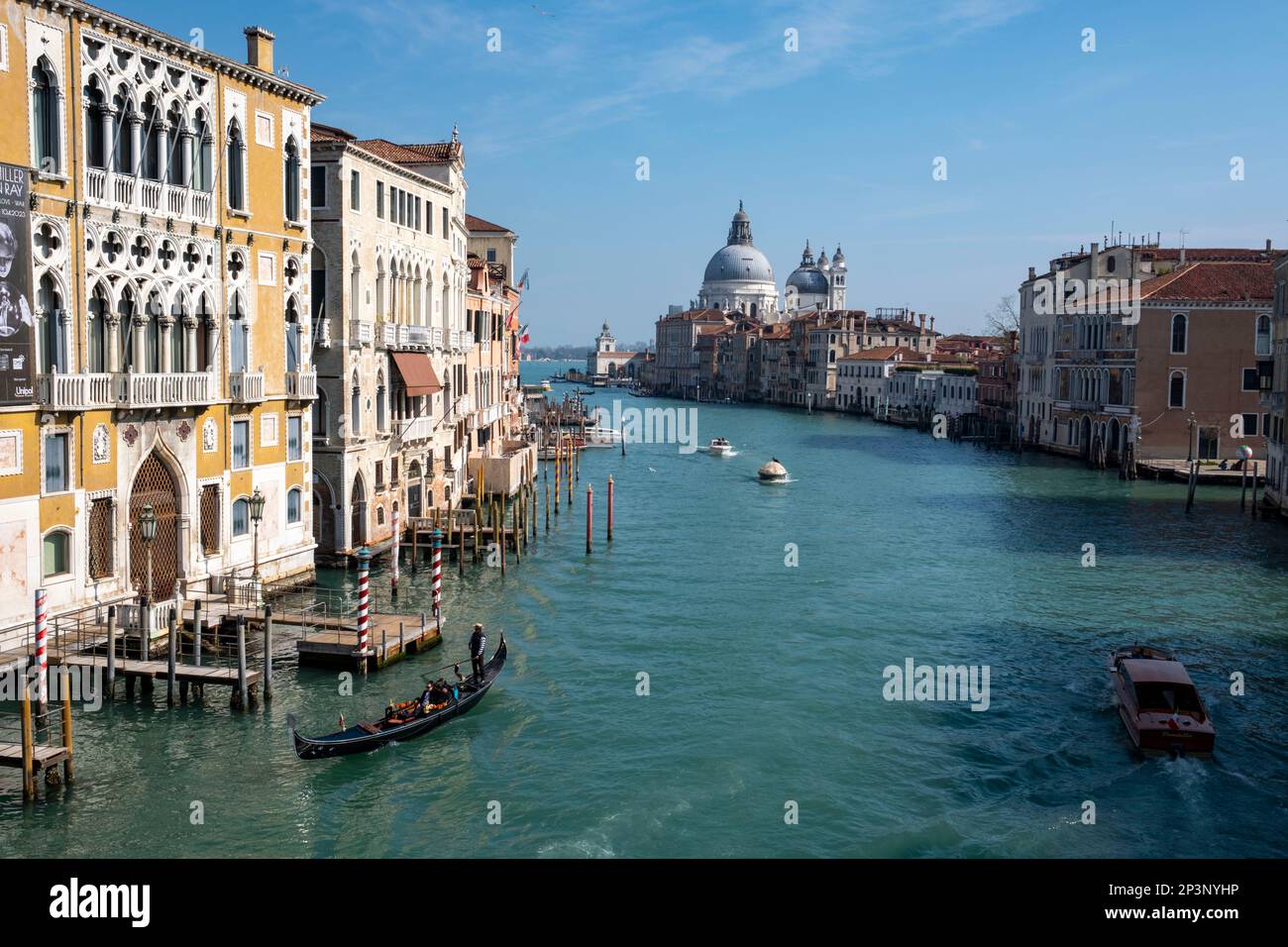 Blick von der Accademia-Brücke auf den Canale Grande und die Basilika Santa Maria della Salute, Venedig, Italien. Stockfoto