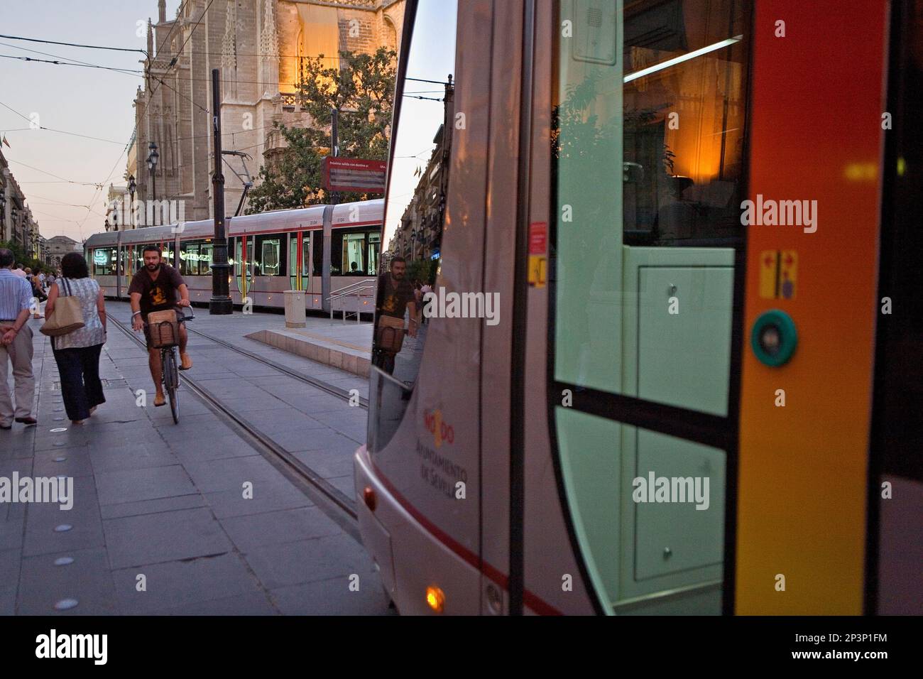 La Constitución Ave Fahrrad und Straßenbahn. Sevilla, Andalusien, Spanien. Stockfoto