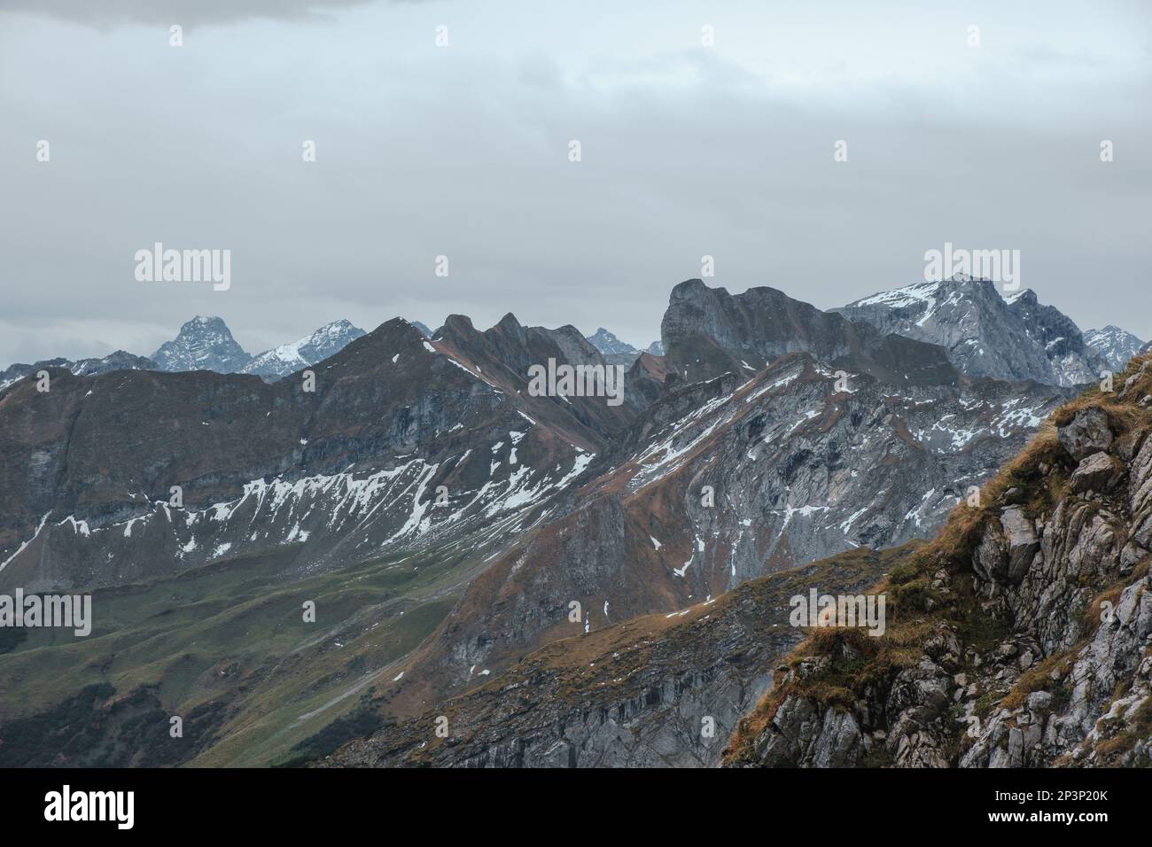 Blick auf den schneebedeckten Berg Hochvogel in den Allgäu-Alpen an der Grenze zwischen Deutschland und Osterreich. Stockfoto