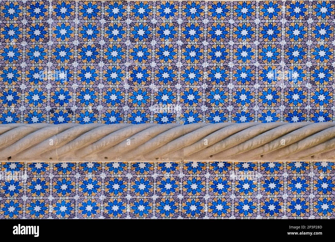 Details von Fliesen mit geometrischen Formen und einem Steinschmuck in Form einer Schnur von der Fassade des Tena-Palastes in Sintra, Portugal, ho Stockfoto