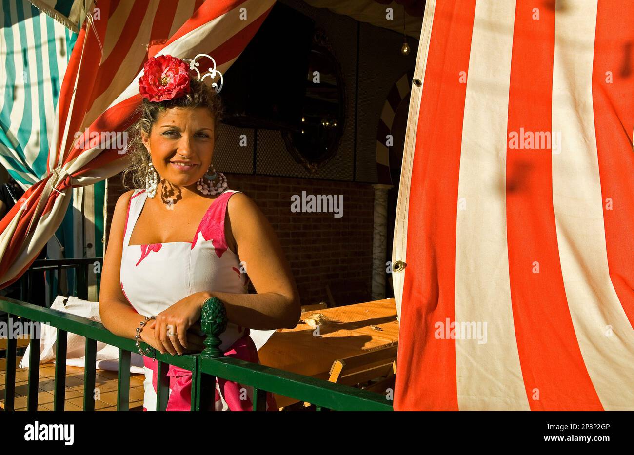 Feria de Abril (The April Fair). "El Real". Frau trägt traditionelle Gypsy-Kleid. Sevilla, Andalusien, Spanien. Stockfoto