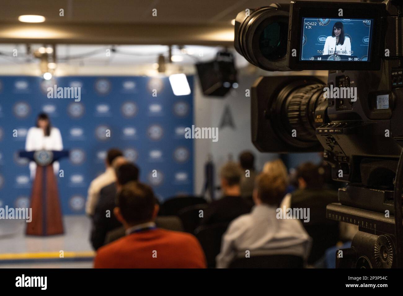 Stellvertretende Pentagon-Pressesprecherin Sabrina Singh spricht während einer Pressebriefing vor der Kamera im Pentagon, Washington, D.C., am 22. Februar 2022. Stockfoto