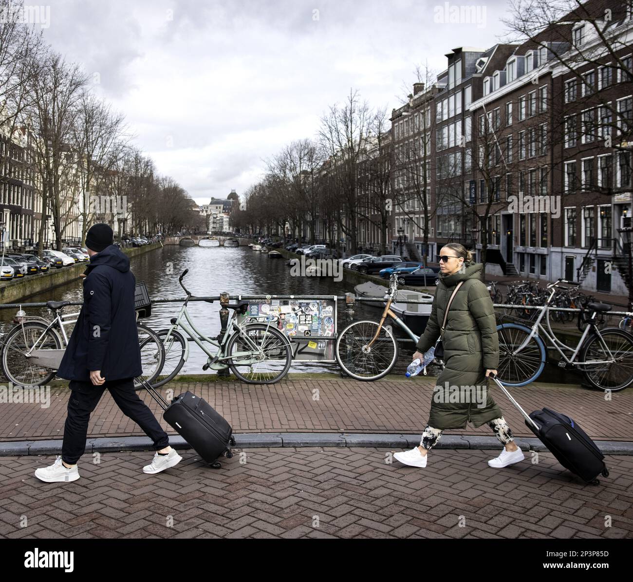 AMSTERDAM: Touristen laufen mit Trolleys durch die neun Straßen Amsterdams. ANP RAMON VAN FLYMEN niederlande raus - belgien raus Stockfoto