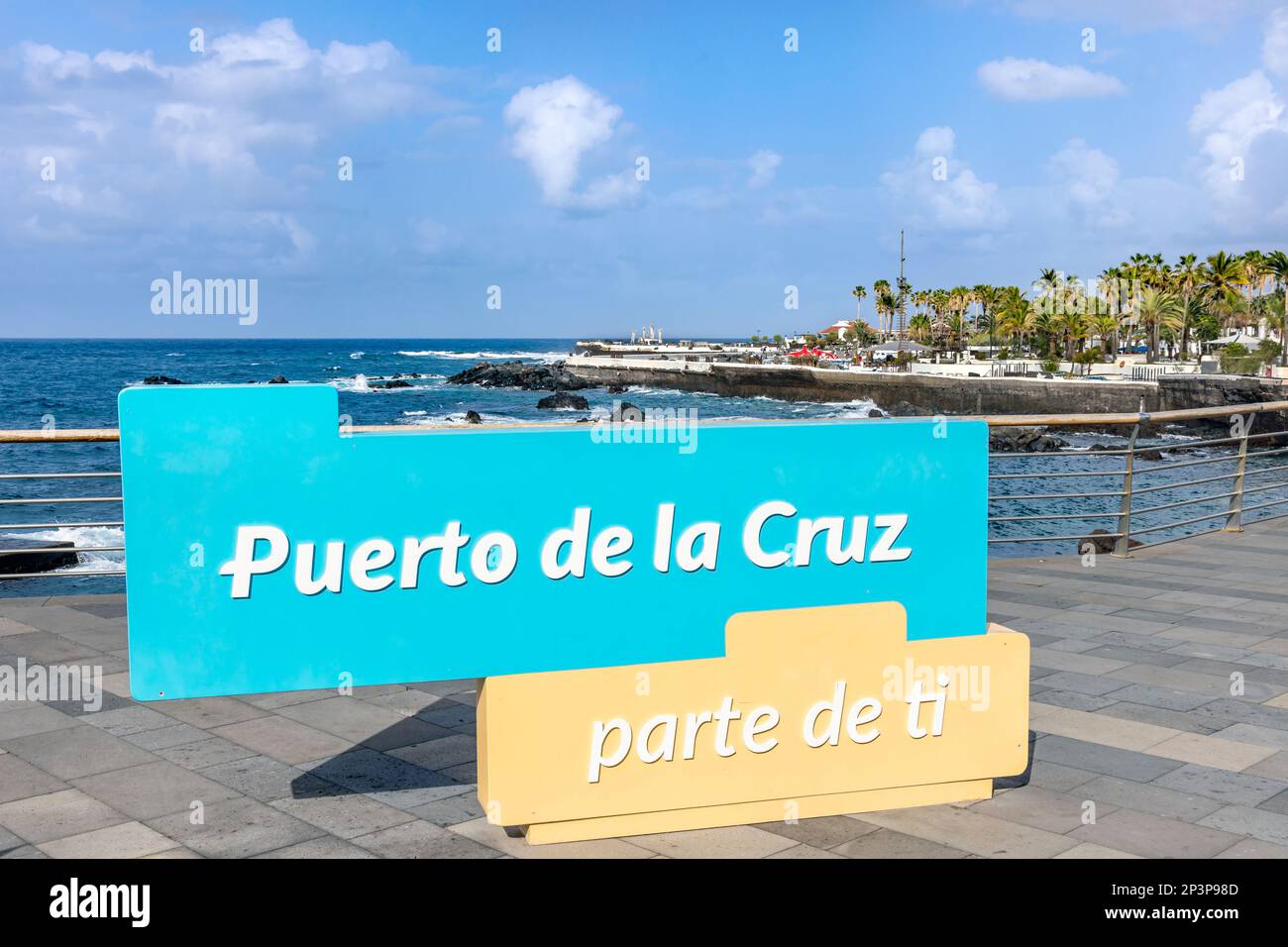 Schild am Ufer in Puerto de la Cruz, Kanarische Inseln. Inschrift: Puerto de la Cruz - ein Teil von Ihnen Stockfoto