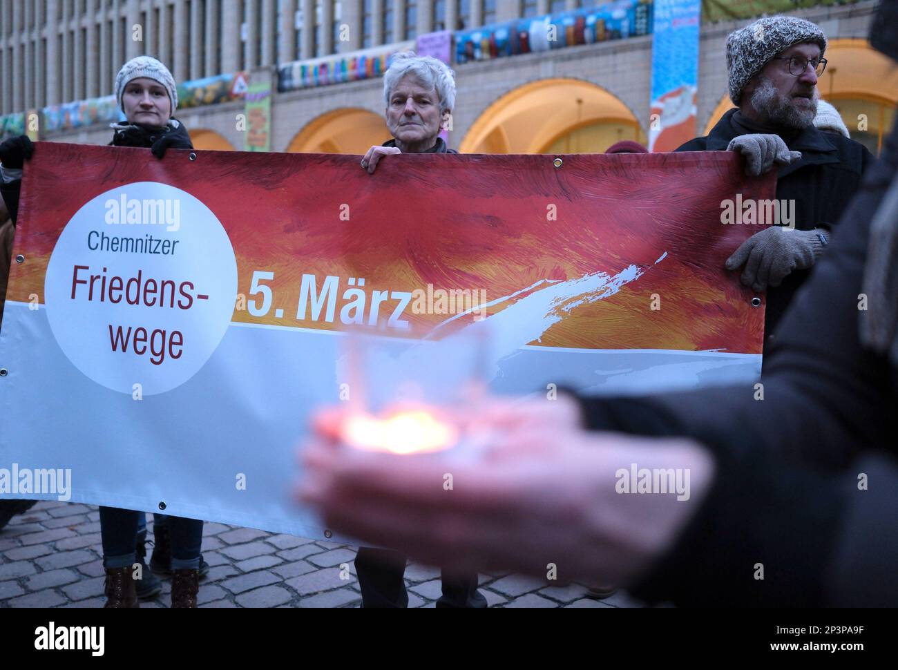 Chemnitz, Deutschland. 05. März 2023. Friedensaktivisten stehen mit einem Banner, das "Chemnitz Peace Ways" bei einer Kundgebung liest. Der Chemnitz-Friedenstag 22. war ein Gedenken an die Bombardierung und Zerstörung der Stadt vor 78 Jahren und an alle Opfer des Zweiten Weltkriegs. Kredit: Sebastian Willnow/dpa/Alamy Live News Stockfoto