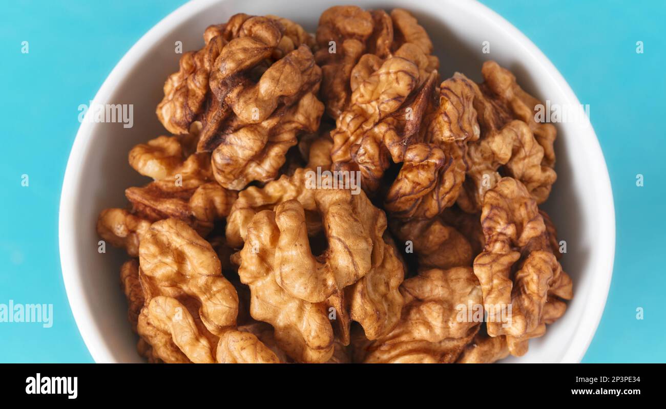 Nahaufnahme von Bio-Walnüssen in einer Schüssel, selektiver Fokus. Stockfoto