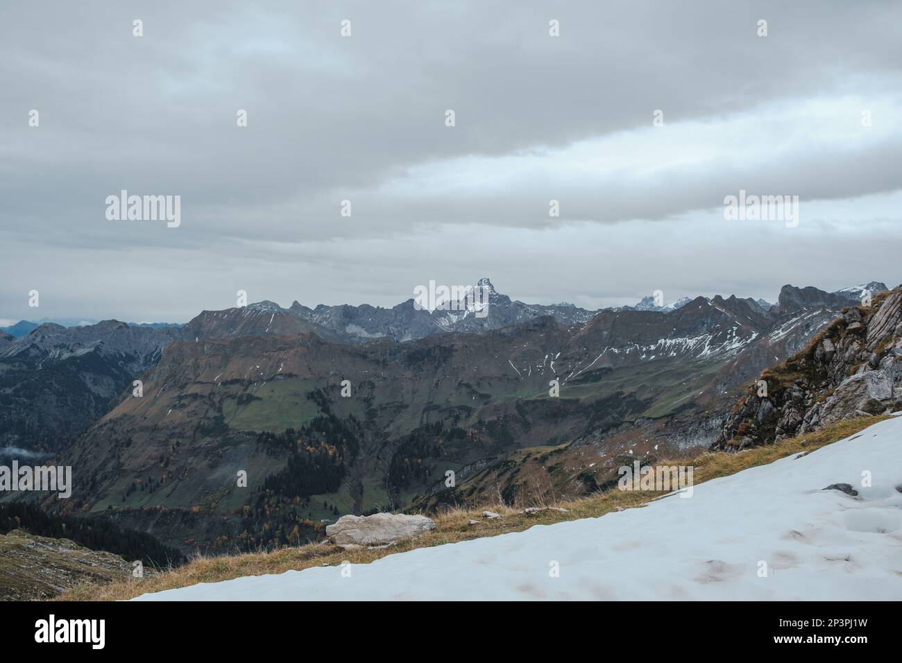 Blick auf den schneebedeckten Berg Hochvogel in den Allgäu-Alpen an der Grenze zwischen Deutschland und Osterreich. Stockfoto