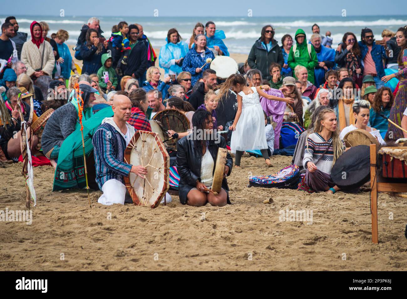SONNTAG, 8. AUGUST 2021, Scheveningen, Niederlande, Trommelversammlungen für die heilende Mutter Erde am Strand von Scheveningen durch Meditation und Trommelzirkel Stockfoto
