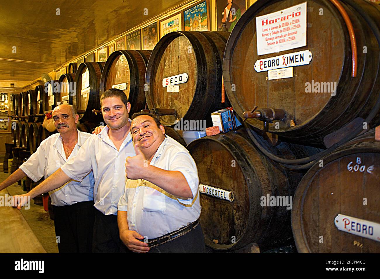 Antigua Casa de Guardia, Bodega, Taverne, Kellner vor Weinfässer, Málaga, Andalusien, Spanien Stockfoto