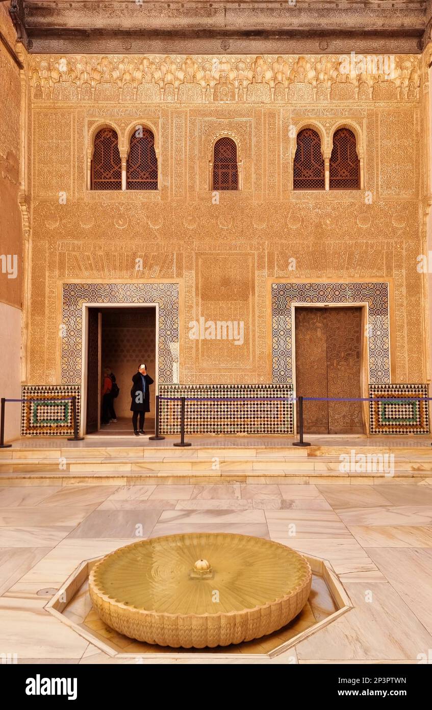 Der Höhepunkt der Alhambra, der Nasriden-Palast, ist ein wunderschönes Herrenhaus, das für die spanischen muslimischen Herrscher gebaut wurde. Mit seinen perfekt proportionalen Zimmern, atemberaubender Symmetrie, aufwendig detaillierten Stuckwänden, antiken Holzdecken und hellen Fliesen. Derzeit repräsentiert der Nasriden-Palast perfekt islamische Kunst und Kultur in Spanien. Stockfoto