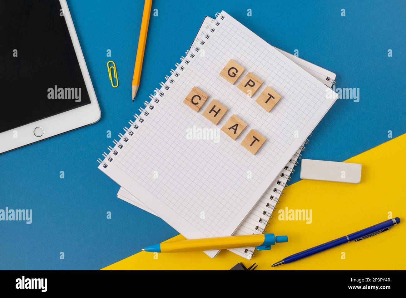 Arbeits- und Studienhintergrund mit Hilfe eines ChatGPT-bot. Wörter in Holzbuchstaben. Tischansicht mit freiem Notizbuchbereich. Chat-GPT zum Arbeiten und Erstellen. Ukraine, Kiew - 21. Februar 2023 Stockfoto