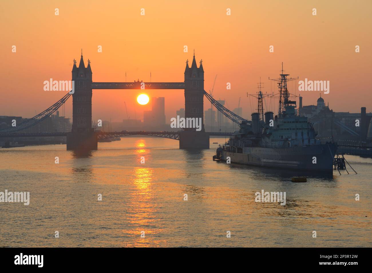 Tower Bridge und HMS Belfast bei Sonnenaufgang, London Stockfoto