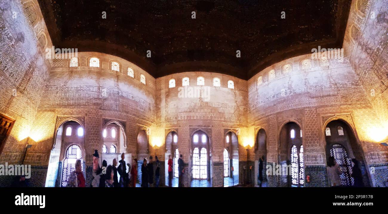 Der Höhepunkt der Alhambra, der Nasriden-Palast, ist ein wunderschönes Herrenhaus, das für die spanischen muslimischen Herrscher gebaut wurde. Mit seinen perfekt proportionalen Zimmern, atemberaubender Symmetrie, aufwendig detaillierten Stuckwänden, antiken Holzdecken und hellen Fliesen. Derzeit repräsentiert der Nasriden-Palast perfekt islamische Kunst und Kultur in Spanien. Stockfoto