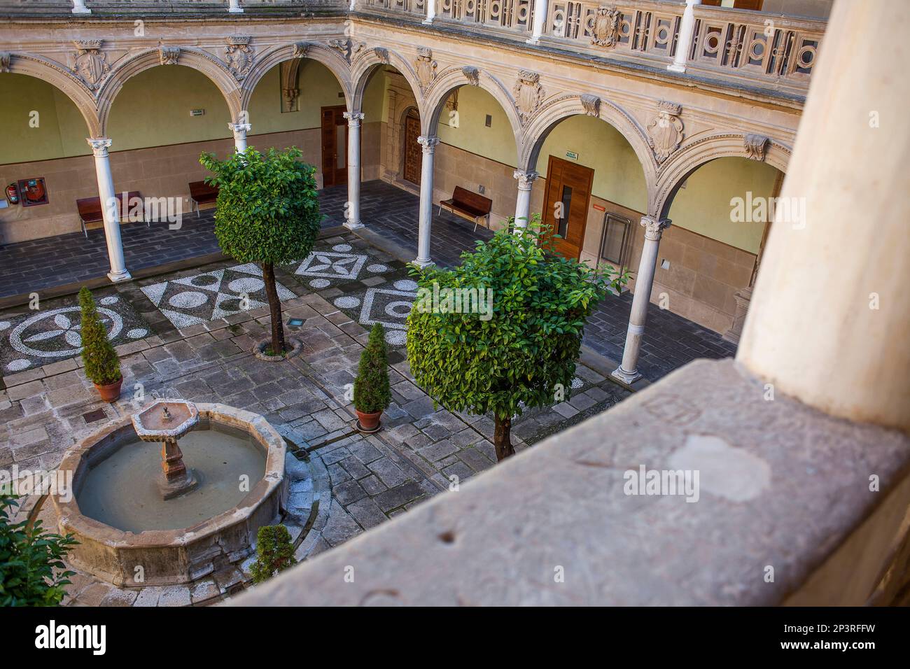 Innenhof des Palacio de Jabalquinto (16. Jahrhundert), Baeza. Provinz Jaén, Andalusien, Spanien Stockfoto