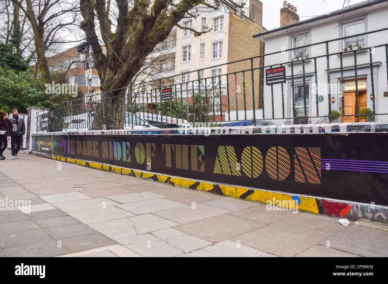 London, Großbritannien. 5. März 2023 Die Abbey Road Studios feiern das 50. Jubiläum von Pink Floyds berühmter „The Dark Side of the Moon“ mit Tribut vor dem ebenso berühmten Gebäude. Das Album wurde 1972 und 1973 im Studio in North London aufgenommen und am 1. März 1973 veröffentlicht und wurde zu einem der einflussreichsten und meistverkauften Rekorde aller Zeiten. Kredit: Vuk Valcic/Alamy Live News Stockfoto