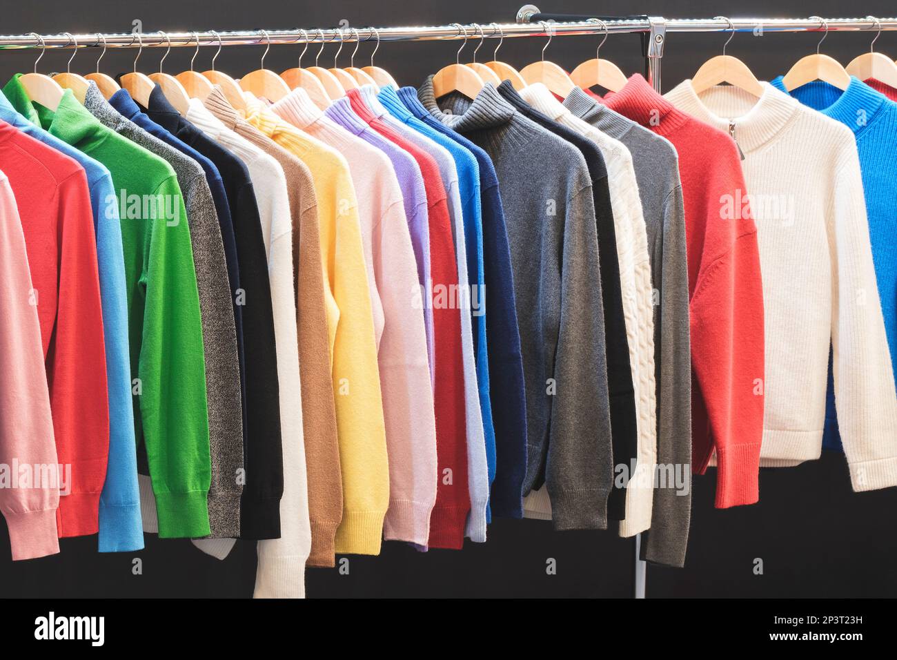 Modekleidung auf Kleiderständer Nahaufnahme Regenbogenfarbe Auswahl Damenbekleidung auf Kleiderbügeln im Kleiderschrank Sommerhaus Garderobe. Stockfoto