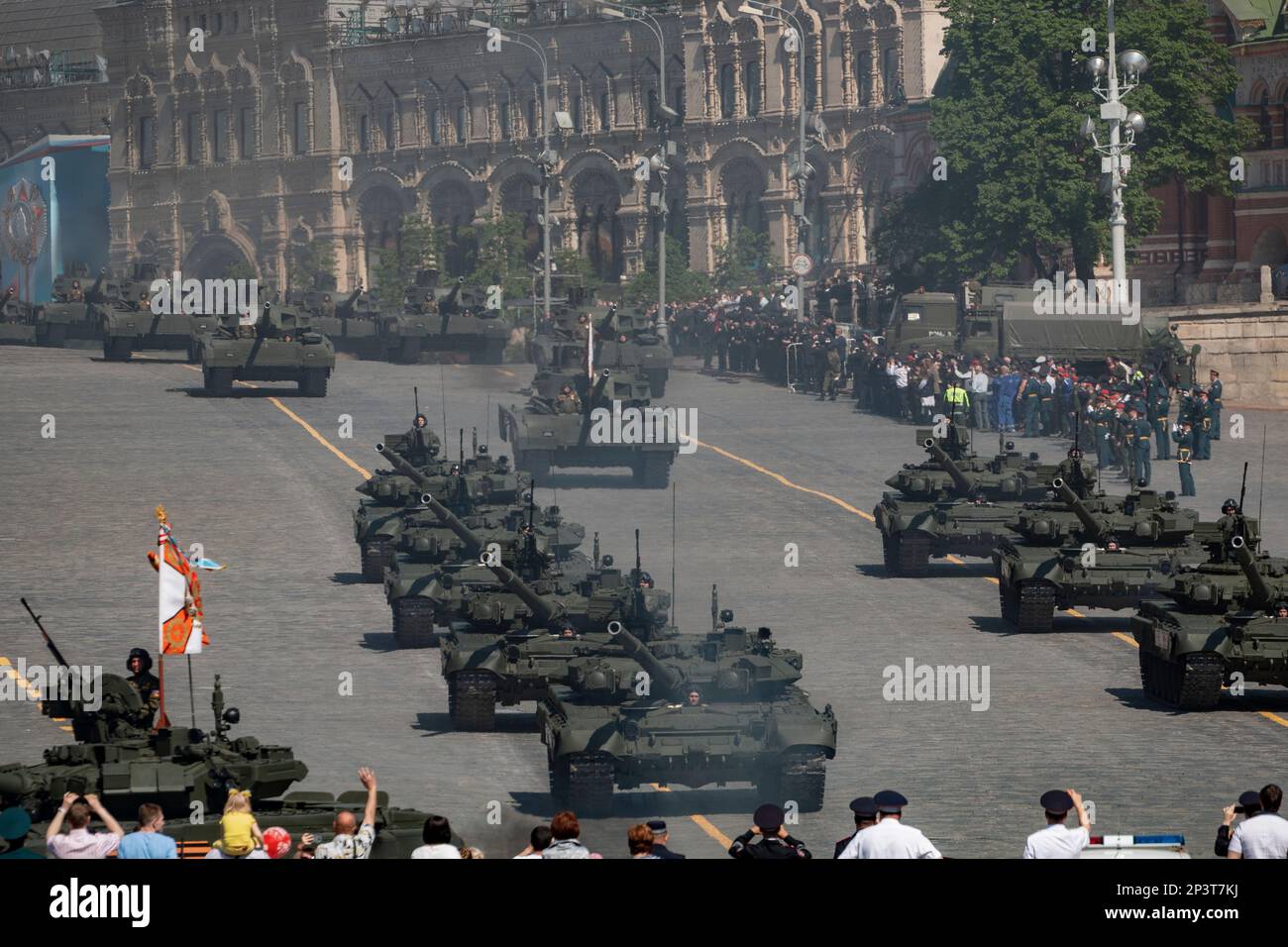 T-90A Main Battle Tanks verlassen den Roten Platz während der Moskauer Siegesparade. Stockfoto