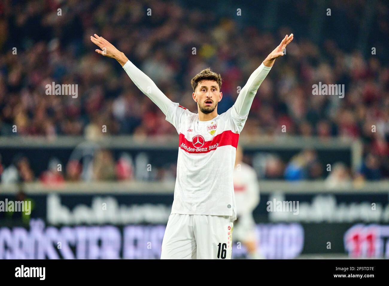 Atakan KARAZOR, VFB 16 im Spiel VFB STUTTGART - FC BAYERN MÜNCHEN 1-2 1. Deutsche Fußballliga am 18. Februar 2023 in Stuttgart. Staffel 2022/2023, Spieltag 23, 1.Bundesliga, 23.Spieltag © Peter Schatz / Alamy Live News - DFL-VORSCHRIFTEN VERBIETEN DIE VERWENDUNG VON FOTOS als BILDSEQUENZEN und/oder QUASI-VIDEO - Stockfoto