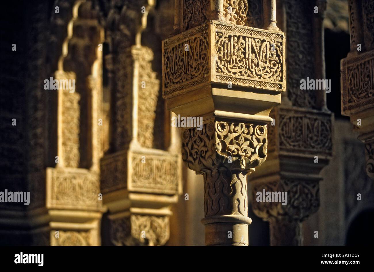 Detail der Nordveranda. Der Hof der Löwen. Palast der Löwen. Nazarenpaläste. Alhambra, Granada. Andalusien, Spanien Stockfoto