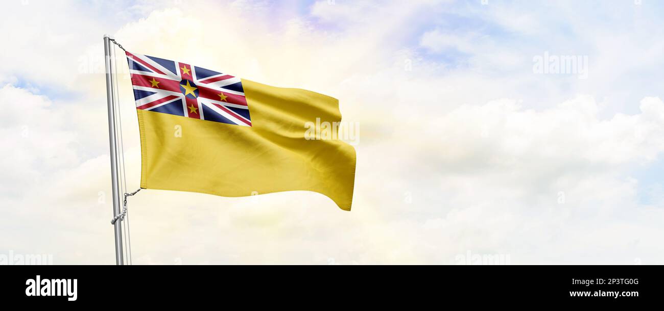 Die Niue-Flagge winkt auf dem Hintergrund des Himmels. 3D-Rendering Stockfoto