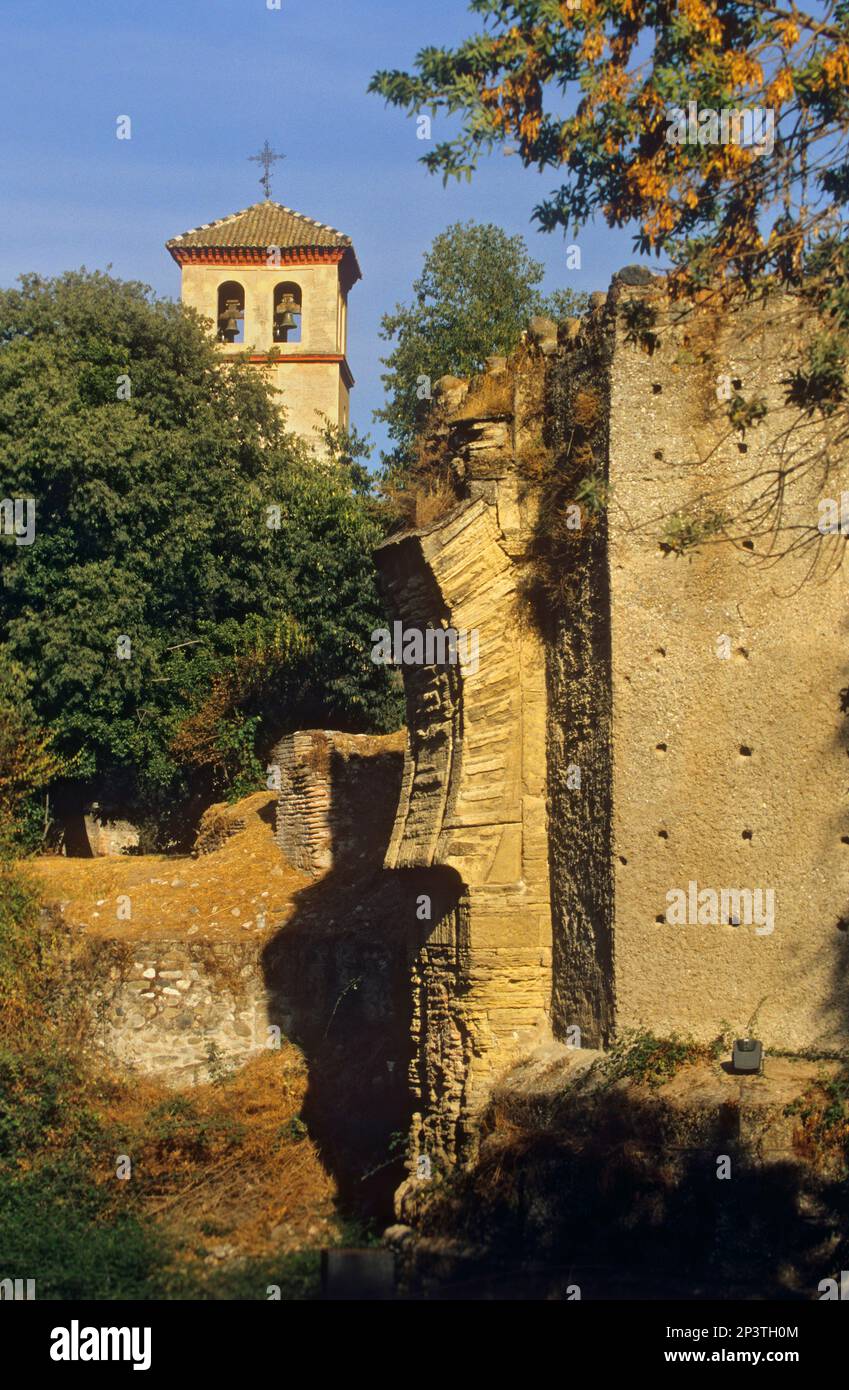 Carrera del Darro Straße. Ruinen von Puente árabe del Cadí (Del Cadí arabische Brücke) und Kirche San Pedro y San Pablo. Viertel Albaicín. Granada, Andaluc Stockfoto