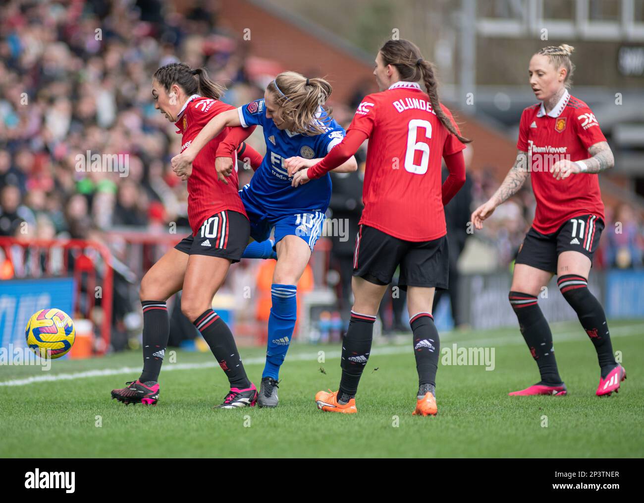 Leigh Sport Village, Leigh, Greater Manchester, England, 5. März 2023. United Captain Katie Zelem und Leicester's Aileen Whelan kämpfen um den Ball, während Manchester United Women Football Club V Leicester City Women Football Club, in der Women's Super League (Kreditbild: ©Cody Froggatt/Alamy Live News) Stockfoto