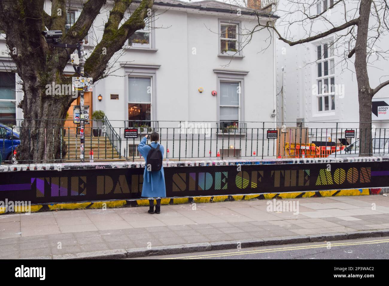 London, England, Großbritannien. 5. März 2023. Ein Passant macht Fotos von den Abbey Road Studios, die den 50. Jahrestag von Pink Floyds berühmter „The Dark Side of the Moon“ feiern, mit Tribut vor dem ebenso berühmten Gebäude. Das Album wurde 1972 und 1973 im Studio in North London aufgenommen und am 1. März 1973 veröffentlicht und wurde zu einem der einflussreichsten und meistverkauften Rekorde aller Zeiten. (Kreditbild: © Vuk Valcic/ZUMA Press Wire) NUR REDAKTIONELLE VERWENDUNG! Nicht für den kommerziellen GEBRAUCH! Stockfoto