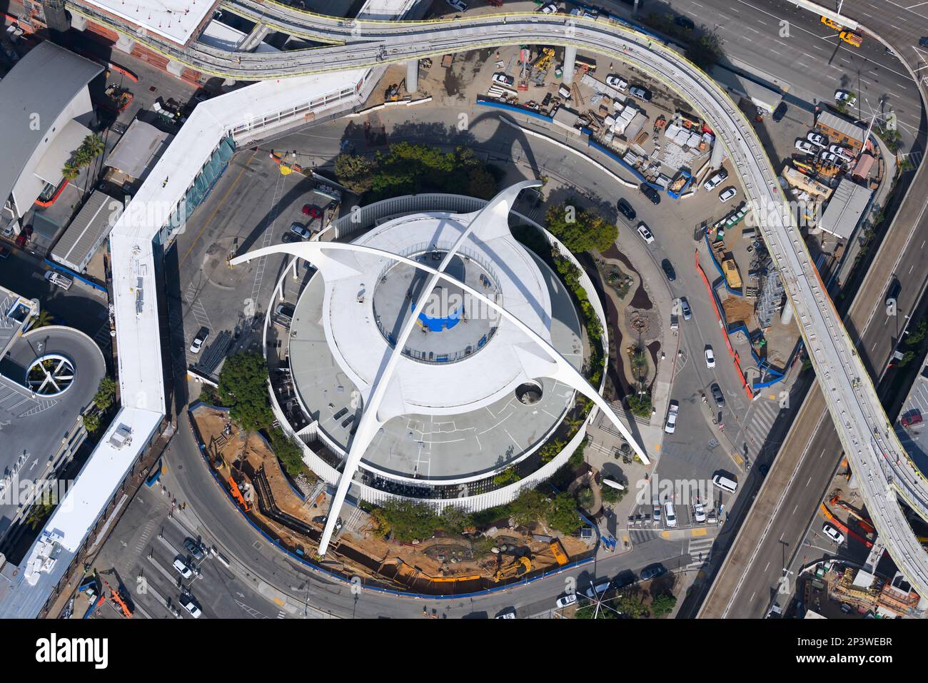 Themengebäude am Flughafen LAX. Ikonische Weltraumaltersstruktur mit PopulXE-Einfluss. Googie-Architektur in Los Angeles, USA (USA) Stockfoto