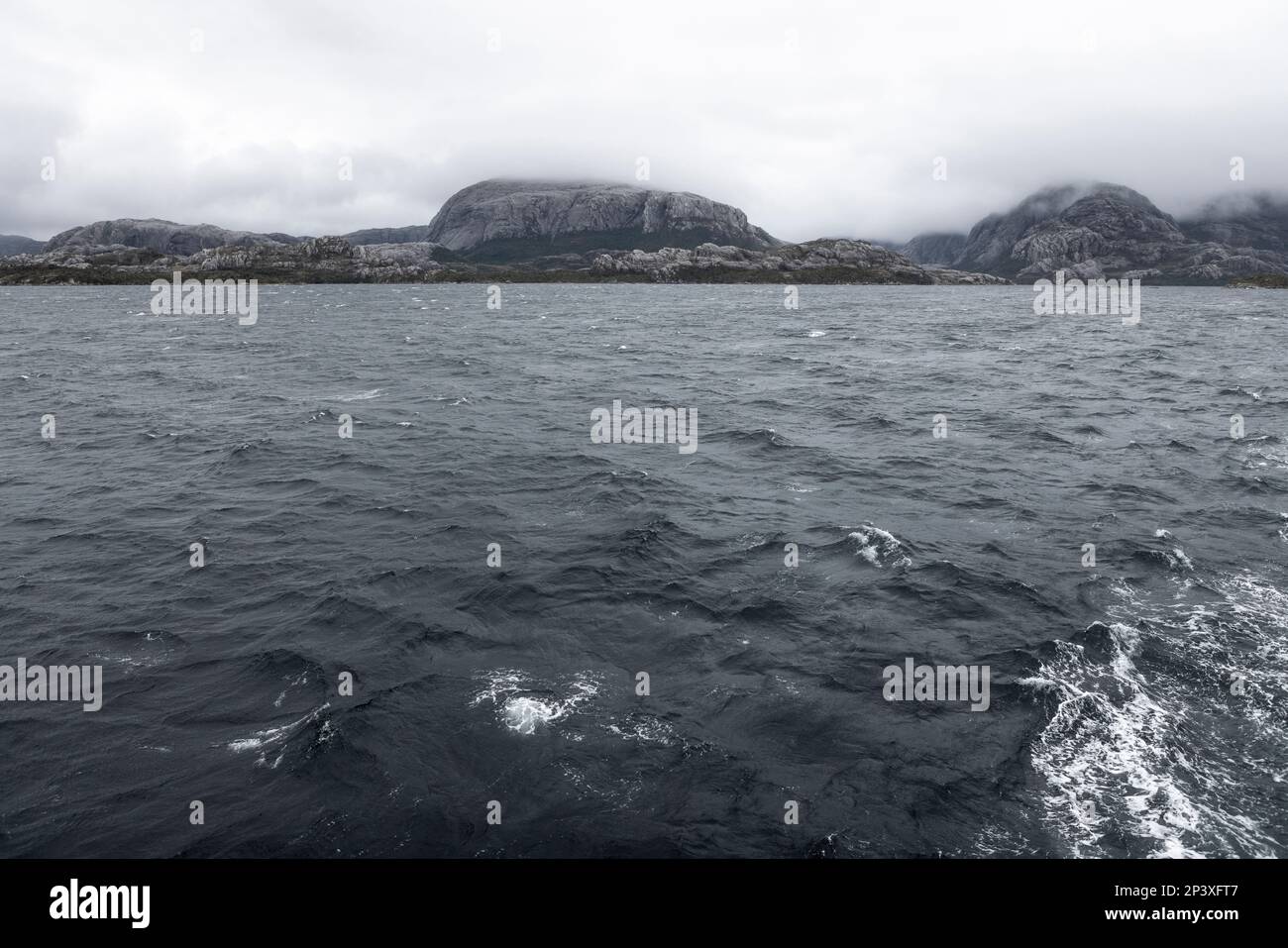 Fahrt mit der Fähre durch den wilden Kawesqar-Nationalpark im eisigen Wasser der Fjorde im Süden Chiles Stockfoto