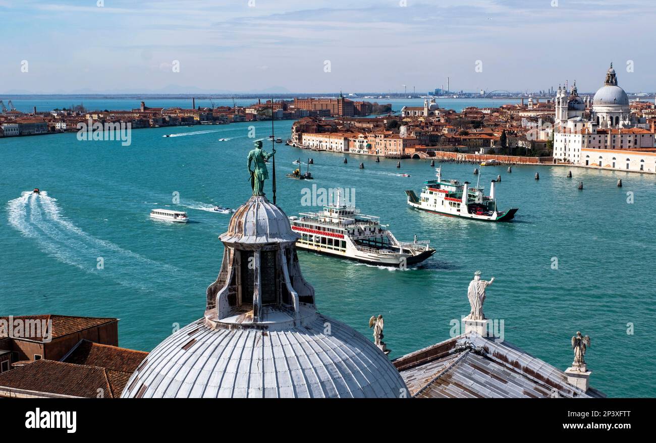 Blick vom Campanile di San Giorgio Maggiore über die Kuppel der Basilika di Giorgio Maggiore in Richtung Venedig, Italien. Stockfoto