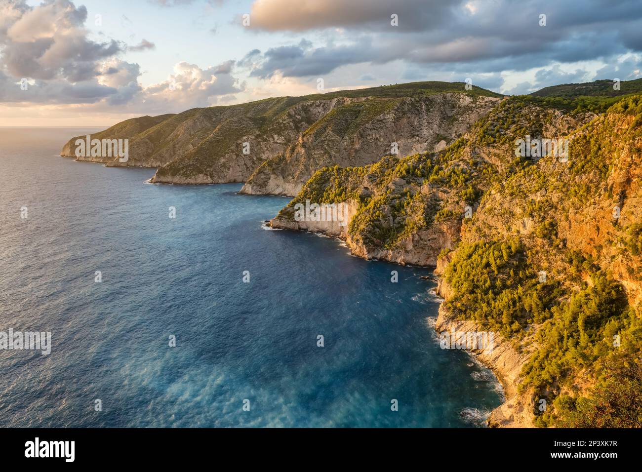 Wunderschöne Aussicht auf das türkisfarbene Meer auf der Insel Zakynthos bei Sonnenuntergang, Ionische Inseln, Griechenland. Stockfoto