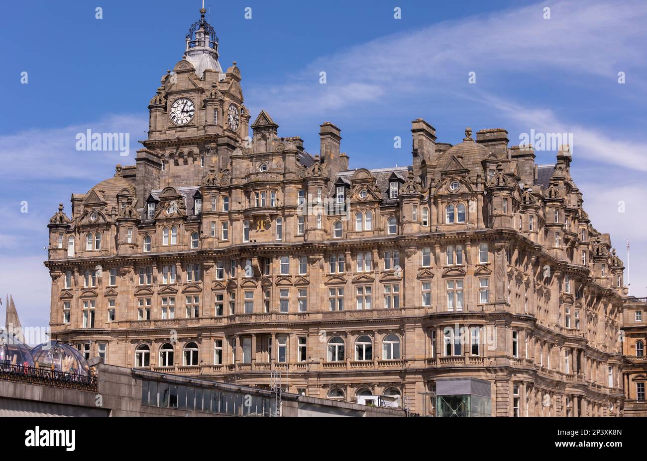 EDINBURGH, SCHOTTLAND, EUROPA - The Balmoral Hotel, in der Princes Street. Stockfoto