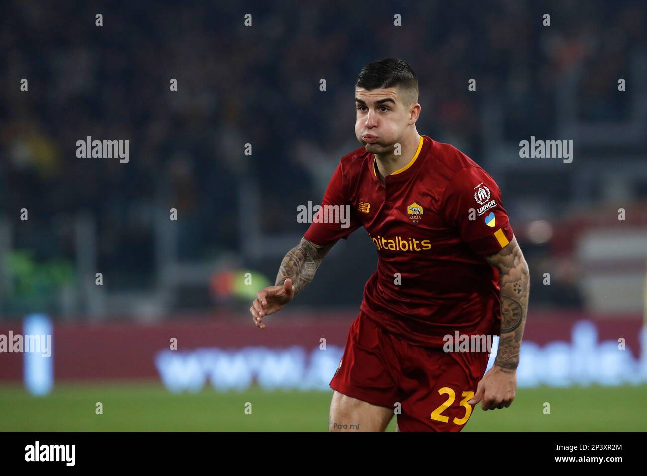 Rom, Italien. 05. März 2023. Gianluca Mancini von AS Roma feiert nach einem Tor während des Fußballspiels der Serie A zwischen Roma und Juventus im Olympiastadion in Rom, Rom, Italien, am 05. März 2023. Kredit: Riccardo De Luca - Update Images/Alamy Live News Stockfoto