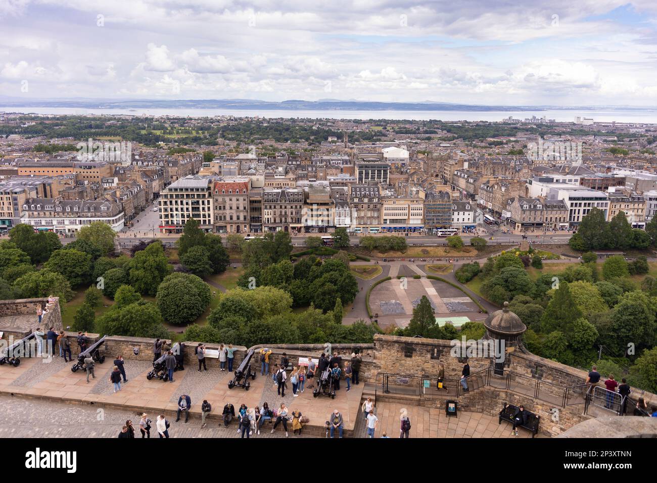 EDINBURGH, SCHOTTLAND, EUROPA - Touristen aus der Vogelperspektive auf die Mauer von Edinburgh Castle und Neustadt in der Ferne. Stockfoto