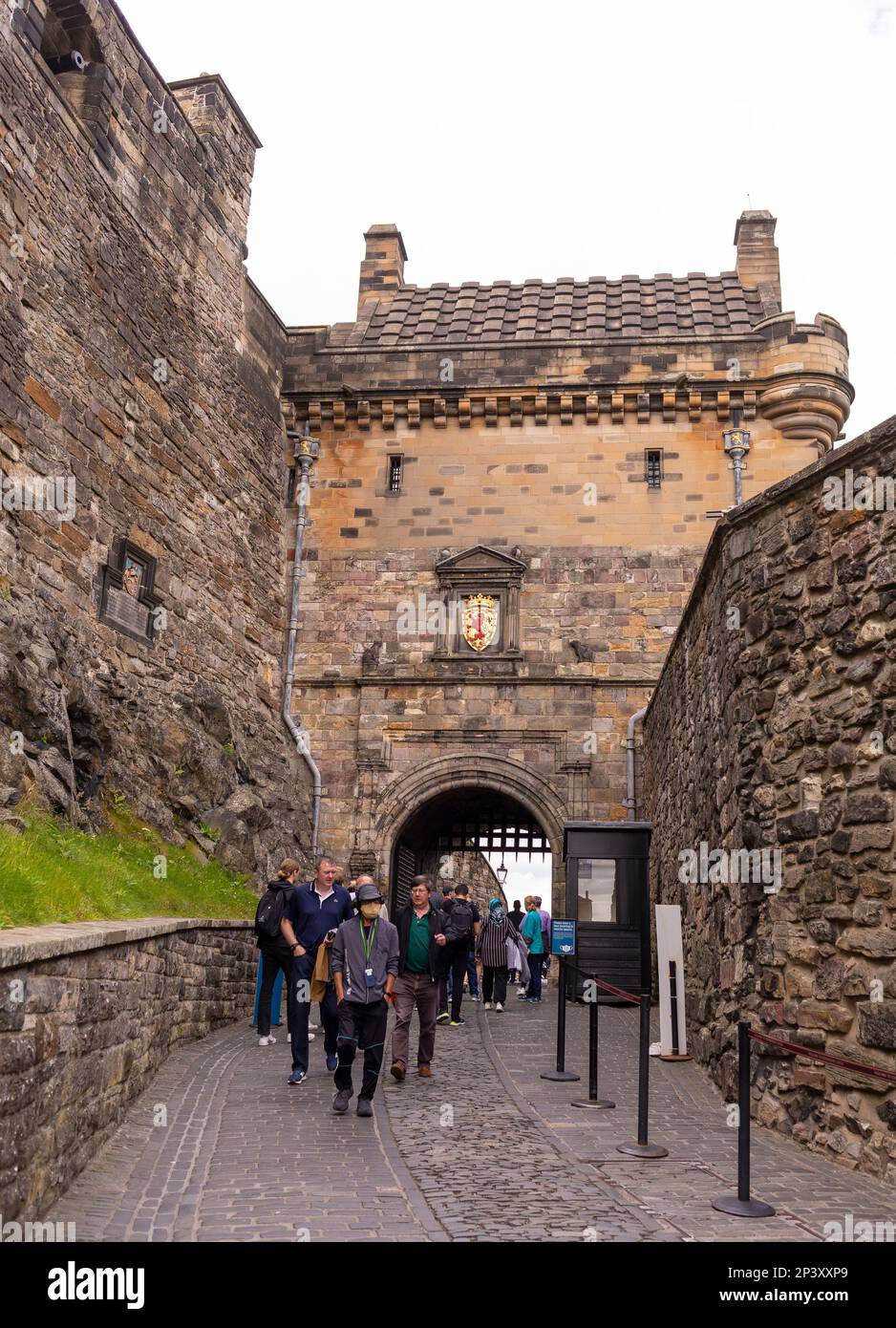 EDINBURGH, SCHOTTLAND, EUROPA - Touristen am Portcullis Gate, Edinburgh Castle. Stockfoto