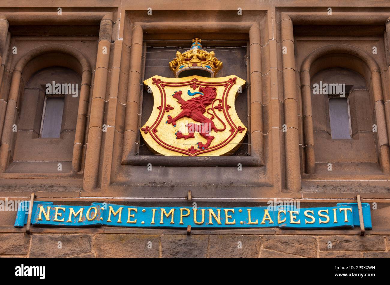 EDINBURGH, SCHOTTLAND, EUROPA - Royal Coat of Arms am Eingang zum Edinburgh Castle. Umfasst den Löwen-Amoklauf und die königliche Krone von Schottland. Stockfoto