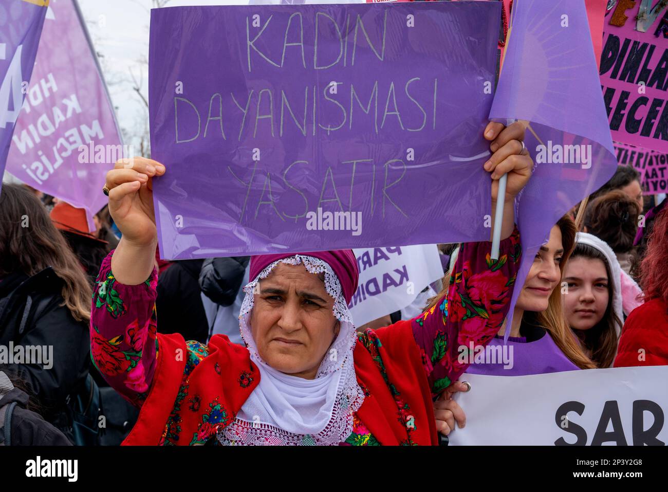 Istanbul, Istanbul, Türkei. 5. März 2023. Wir werden die Femicide' Platform Association und Frauenorganisationen haben sich in Istanbul KadÄ±KÃ¶y zusammengetan und vor dem 8. März des Internationalen Frauentags eine Aktion organisiert, um Frauenmorde zu stoppen, Gewalt gegen Frauen und Kindesmissbrauch zu verhindern und „lang lebende Frauen, lang lebende Kinder“ zu rufen. (Kreditbild: © Tolga Uluturk/ZUMA Press Wire) NUR REDAKTIONELLE VERWENDUNG! Nicht für den kommerziellen GEBRAUCH! Kredit: ZUMA Press, Inc./Alamy Live News Stockfoto