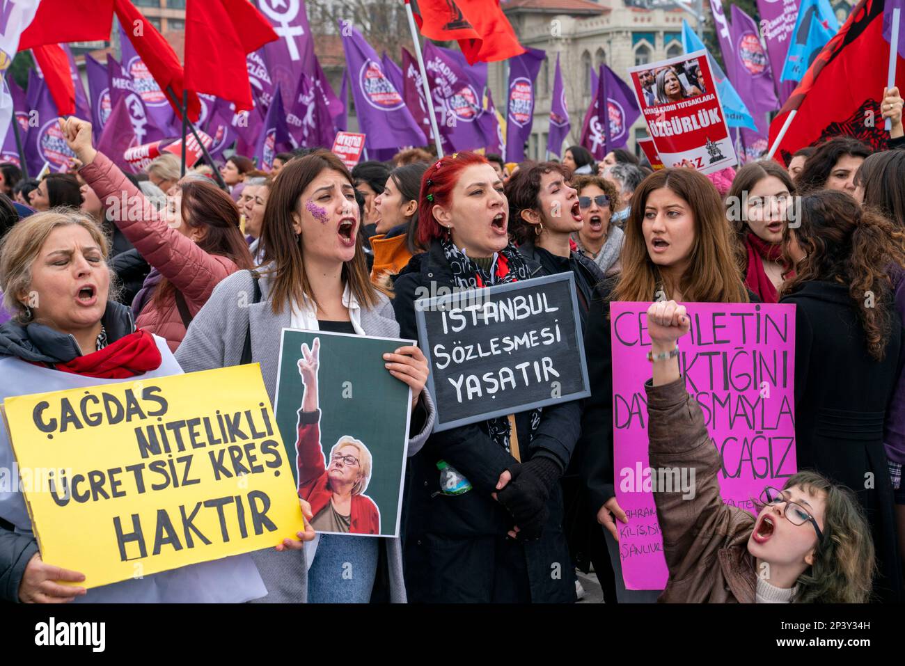 Istanbul, Istanbul, Türkei. 5. März 2023. Wir werden die Femicide' Platform Association und Frauenorganisationen haben sich in Istanbul KadÄ±KÃ¶y zusammengetan und vor dem 8. März des Internationalen Frauentags eine Aktion organisiert, um Frauenmorde zu stoppen, Gewalt gegen Frauen und Kindesmissbrauch zu verhindern und „lang lebende Frauen, lang lebende Kinder“ zu rufen. (Kreditbild: © Tolga Uluturk/ZUMA Press Wire) NUR REDAKTIONELLE VERWENDUNG! Nicht für den kommerziellen GEBRAUCH! Kredit: ZUMA Press, Inc./Alamy Live News Stockfoto
