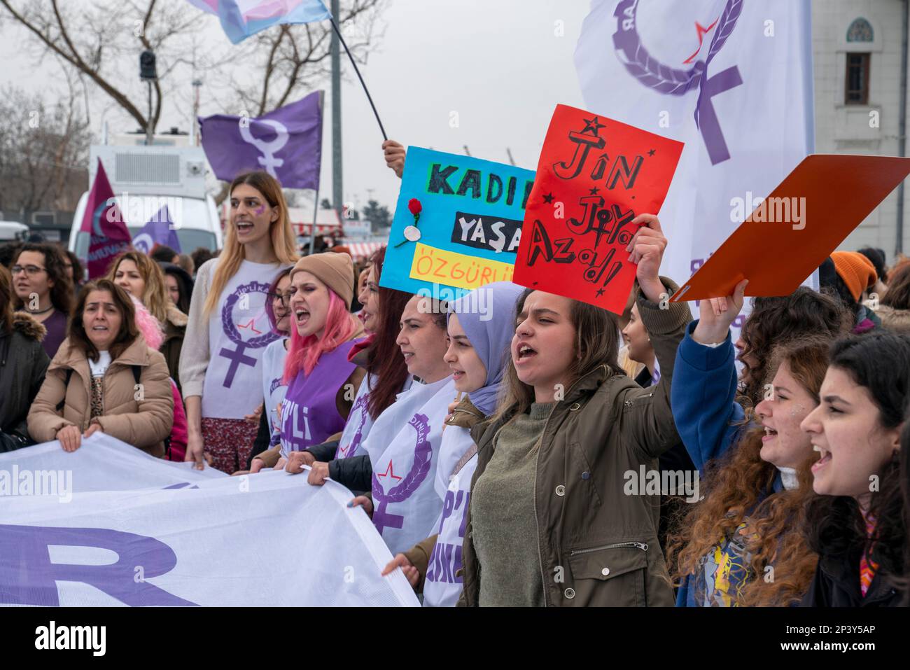Istanbul, Istanbul, Türkei. 5. März 2023. Wir werden die Femicide' Platform Association und Frauenorganisationen haben sich in Istanbul KadÄ±KÃ¶y zusammengetan und vor dem 8. März des Internationalen Frauentags eine Aktion organisiert, um Frauenmorde zu stoppen, Gewalt gegen Frauen und Kindesmissbrauch zu verhindern und „lang lebende Frauen, lang lebende Kinder“ zu rufen. (Kreditbild: © Tolga Uluturk/ZUMA Press Wire) NUR REDAKTIONELLE VERWENDUNG! Nicht für den kommerziellen GEBRAUCH! Kredit: ZUMA Press, Inc./Alamy Live News Stockfoto