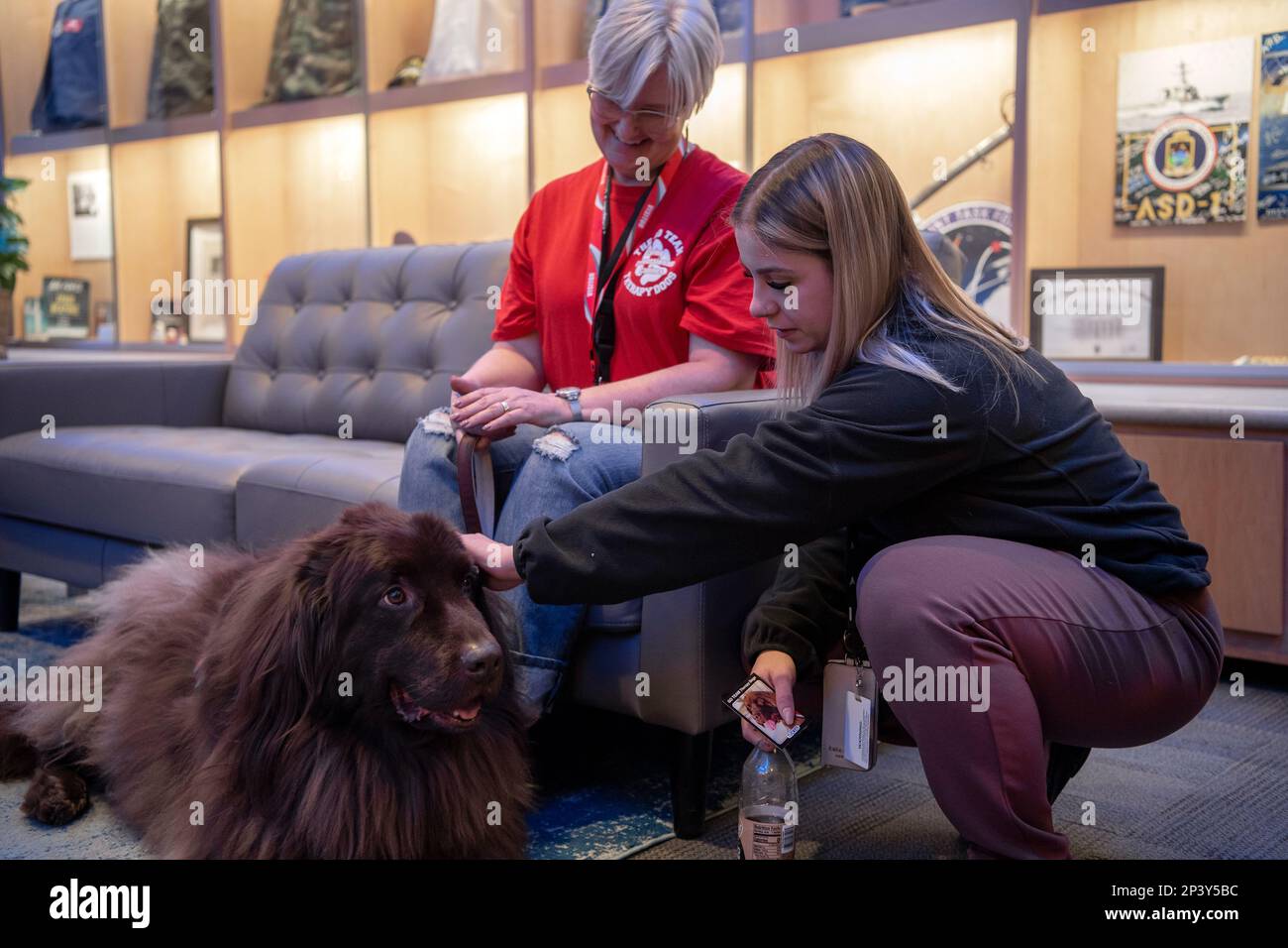 Mackenzie Gewirtz, Personalsicherheitsspezialist für die Joint Task  Force-Space Defense, Haustiere Tucker, EIN GO-TEAM-Therapiehund am  Schriever Space Force Base, Colorado, 19. Januar 2023. Die Weltraumbasis  Delta 1 Chaplain brachte HUNDE DER GO-TEAM ...