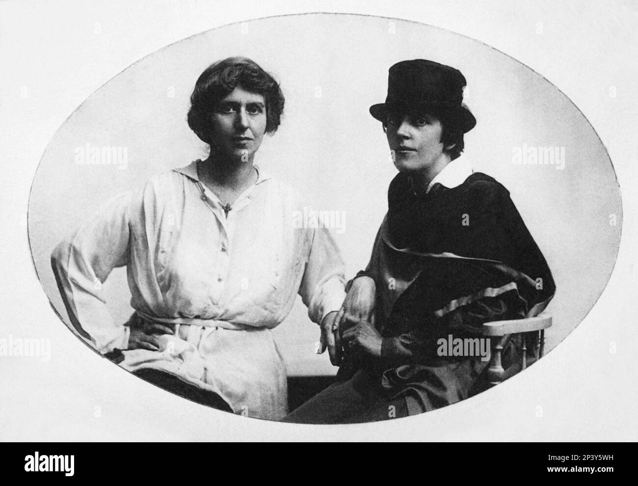 Ca. 1915 , Paris , Frankreich : die amerikanische Dichterin und Schriftstellerin NATALIE CLIFFORD BARNEY ( 1876 - 1972 ) , DIE AMAZONE der Briefe mit ihrem langjährigen Liebhaber ROMAINE BROOKS ( 1874 - 1970 ) , Einer der engen Freunde von Gabriele D'ANNUNZIO - POETA - POESIA - POESIE - POESIE - SCRITTORE - LETTERATURA - LITERATUR - Letterato - maudit - Poetessa - Scrittrice - AVANGUARDIA - Avantgarde - Portrait - Ritratto - Lesbica - Homosexualität - Homosexuell - Omossuale - omosessualità - Gay - Gay - cappello - weißes Kleid - abito bianco vestito - Coppia - Paar - Duo - Pittrice - bildende Kunst - A Stockfoto