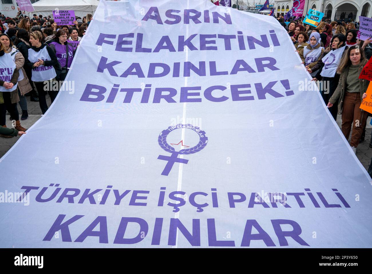 Istanbul, Istanbul, Türkei. 5. März 2023. Wir werden die Femicide' Platform Association und Frauenorganisationen haben sich in Istanbul KadÄ±KÃ¶y zusammengetan und vor dem 8. März des Internationalen Frauentags eine Aktion organisiert, um Frauenmorde zu stoppen, Gewalt gegen Frauen und Kindesmissbrauch zu verhindern und „lang lebende Frauen, lang lebende Kinder“ zu rufen. (Kreditbild: © Tolga Uluturk/ZUMA Press Wire) NUR REDAKTIONELLE VERWENDUNG! Nicht für den kommerziellen GEBRAUCH! Kredit: ZUMA Press, Inc./Alamy Live News Stockfoto
